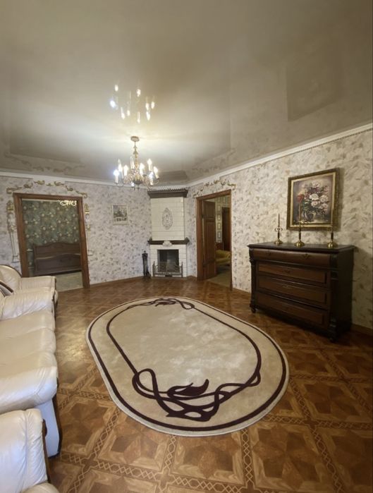 Продаю  4к будинок в Центрі