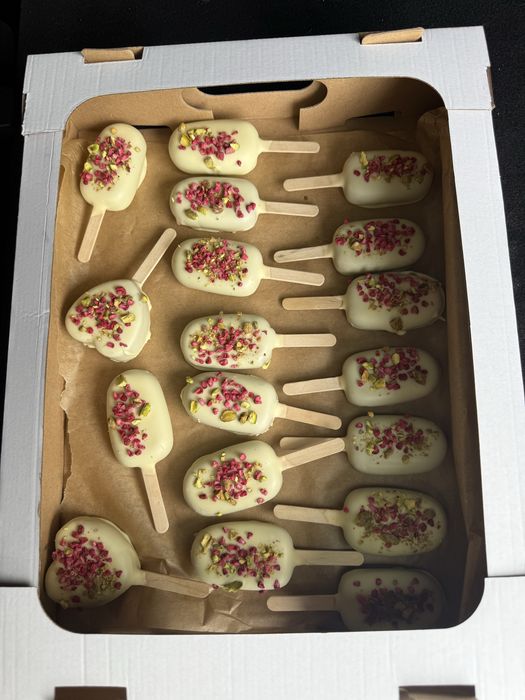 Ciasta serniki deserki słodkości słodki stół na impreze mini deserki babeczki cake pops