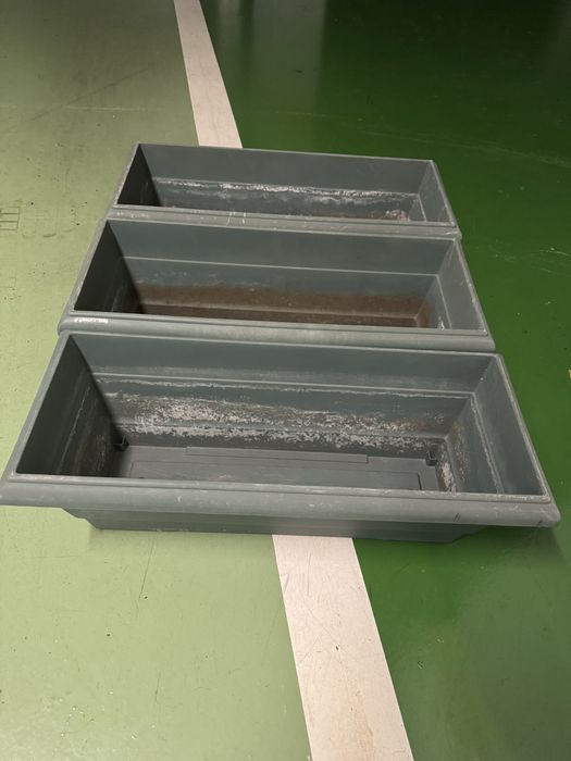 Conjunto de 3 vasos retangulares com prato (8€ tudo)