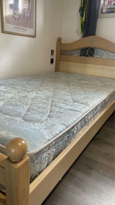 Conjunto de quarto Ilídio da Mota: cama + mesa de cabeceira (madeira)