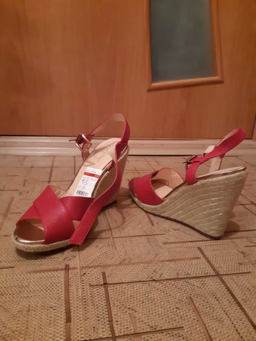 Новые с ценником Красные Босоножки Cole Haan
