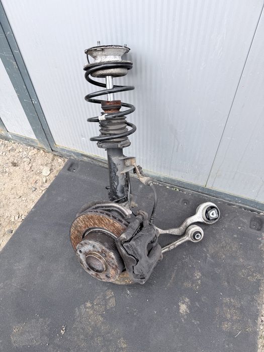 Gira zwrotnica amortyzator prawy BMW 1 E87
