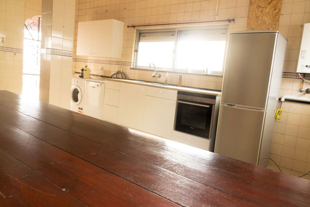 Quarto para casal em moradia isolada situado em Santa Iria da Azóia