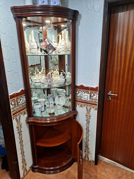 Cristaleira de canto em madeira com portas e prateleiras em vidro