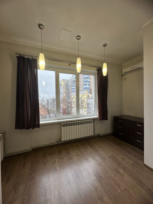 Подобово квартира, Центр, Площа Конституції, Історичний музей