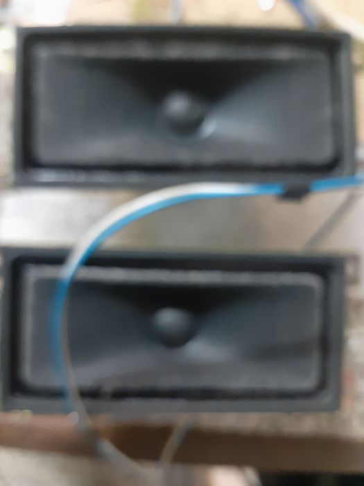 Dois altifalantes fortes e bons