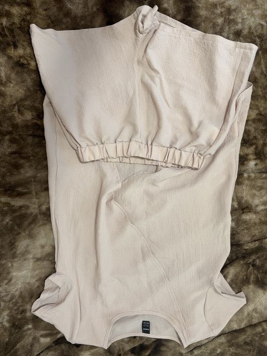 Літній костюм з легкої тканини.