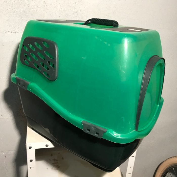 Casota / caixa para transporte de animais de estimação.
