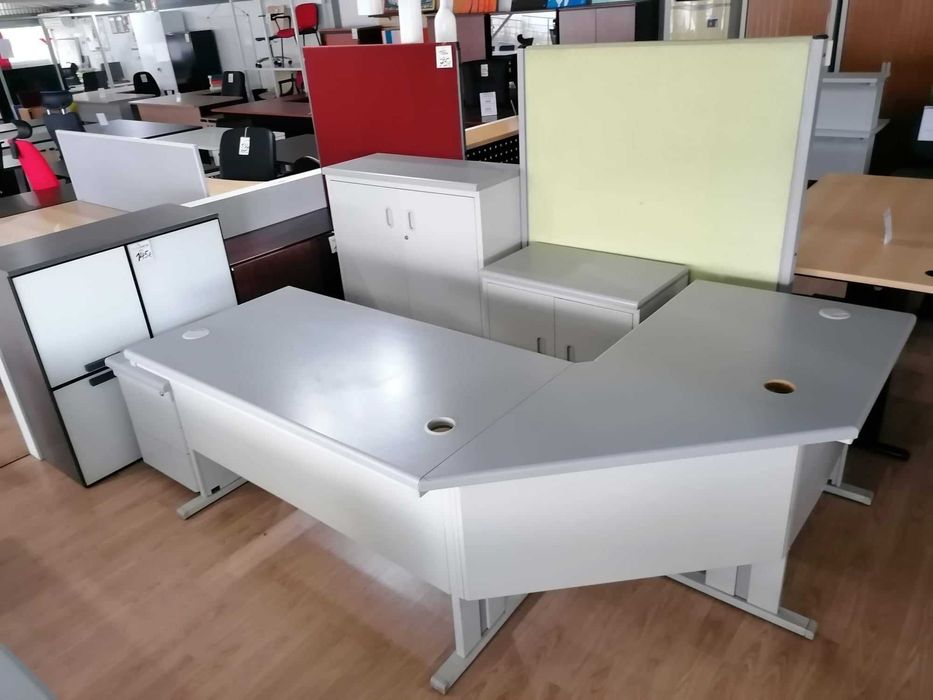 Secretária em L com 1.60x1.60 cinza usada