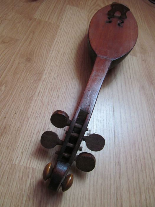 Bardzo stary instrument muzyczny góralski, gęśle,