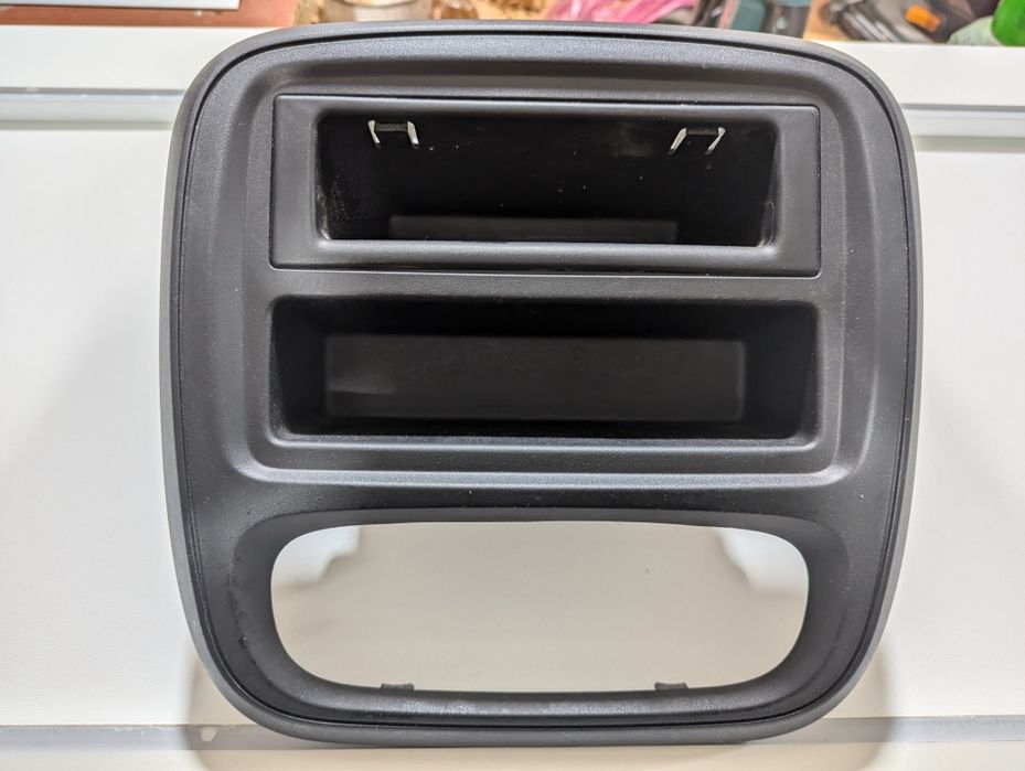 Продам рамку панелі Renault Trafic 3