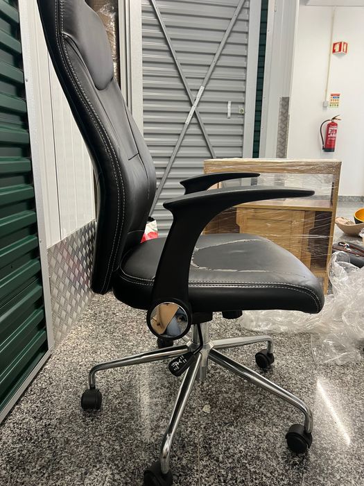 Cadeira de escritório ergonómica preta