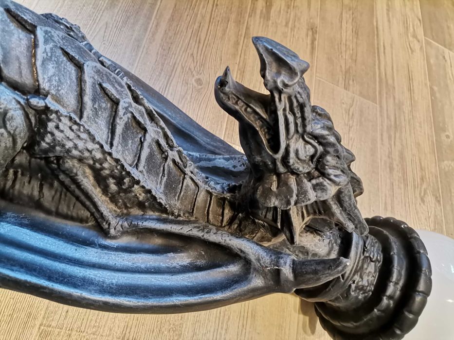 Lampa stojąca czarny smok wys. 70 cm, z żywicy, stan idealny.