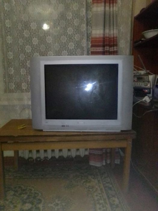 Меняю телевизор на ботинки.