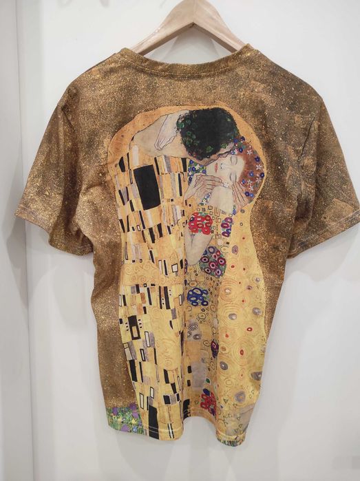 Echarpe e t-shirt, com a pintura famosa "O beijo" de Gustav Klimt