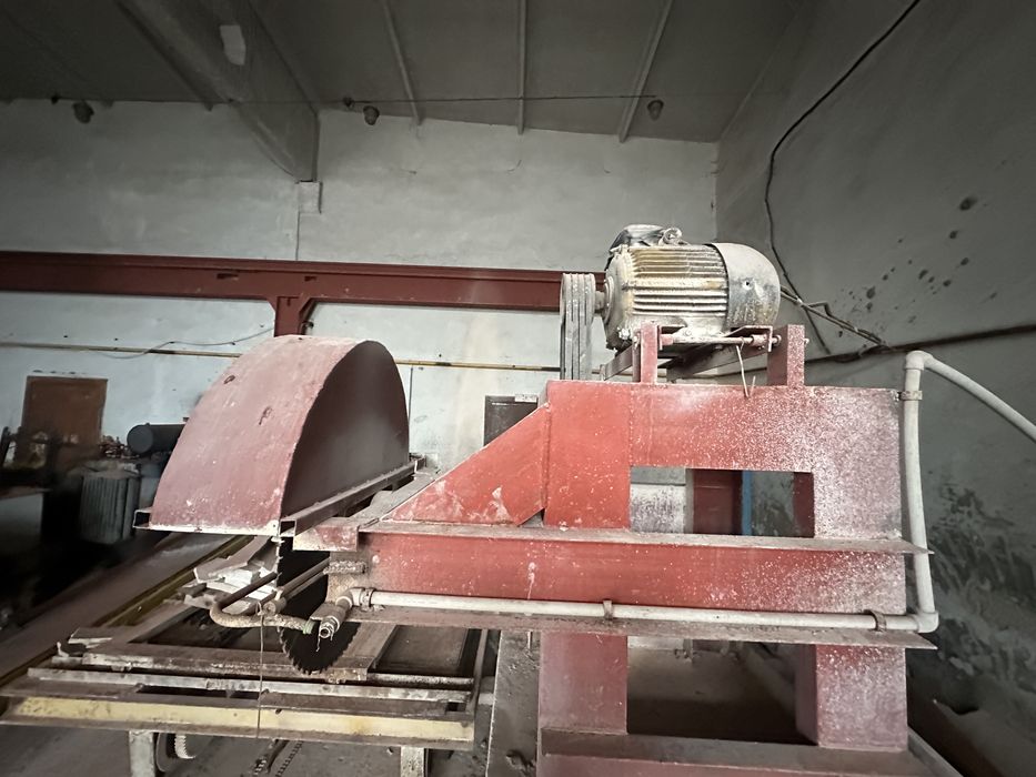 Розпилювальний станок для різки каменю