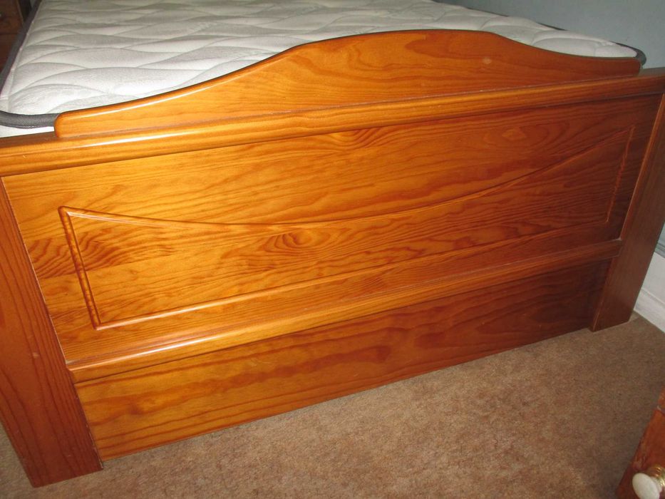 Conjunto de Quarto Solteiro em Pinho Mel com Colchão Bestbed