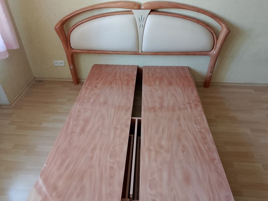 Изголовье кровати, кровать.