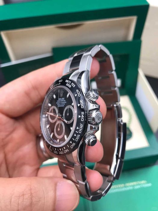 nowy modny zegarek analogowy