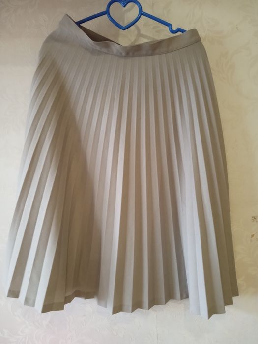 Гарна спідниця міді