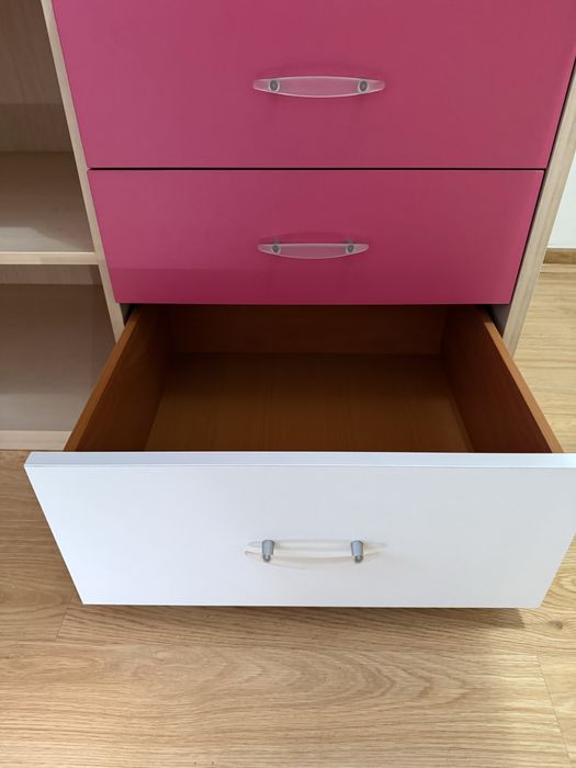 Roupeiro juvenil rosa e branco com gaveta