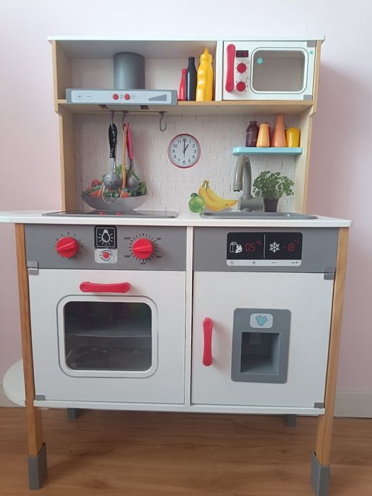 Drewniana kuchenka z akcesoriami