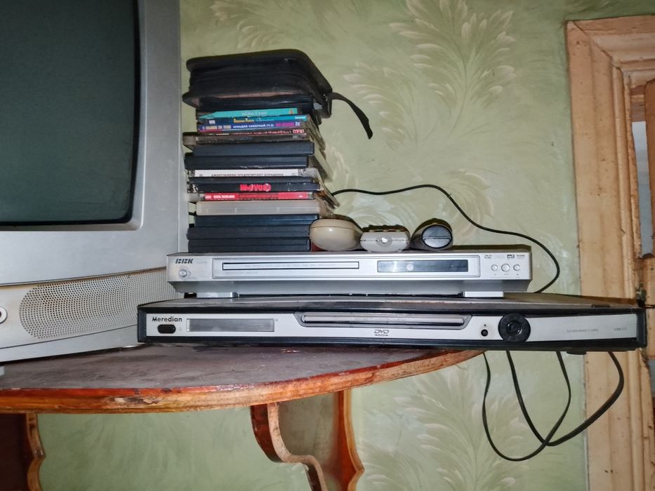 Телевизор LG и два DVD плеера