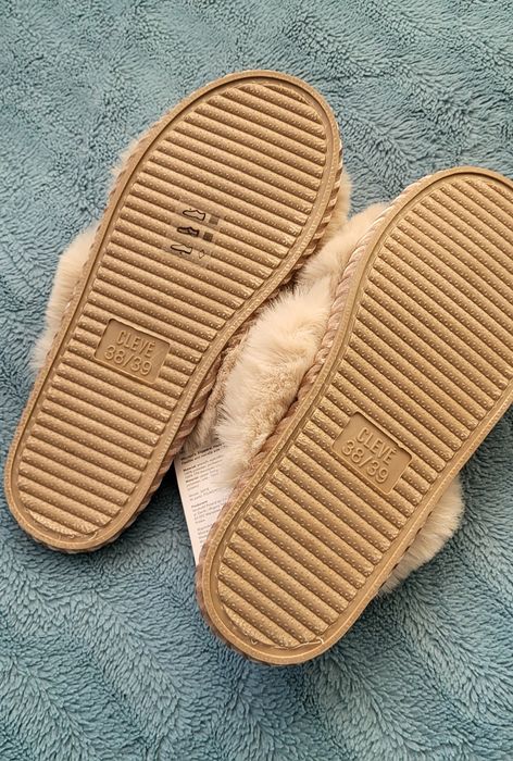 Nowe Kapcie damskie 38