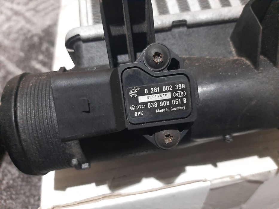 Радіатор інтеркуллера лівий Audi A6 C6 2.7 3.0 з датчиком