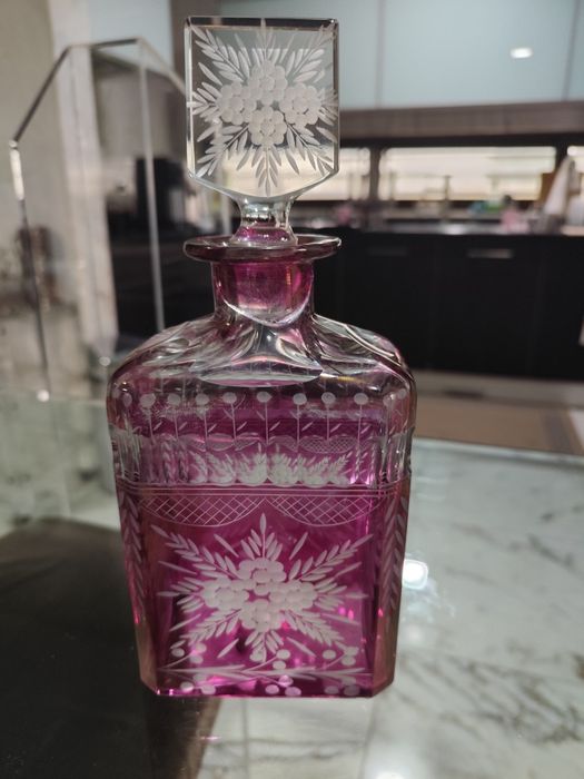 Garrafa vintage em cristal Baccarat lapidado e relevado pintado á mão