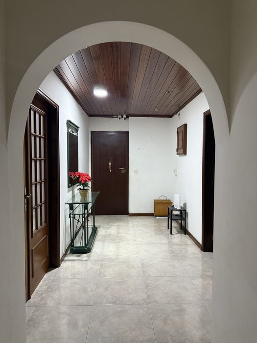 Quarto mobiliado 02 camas, tv, p arrendar a 600 m da estação de Massamá