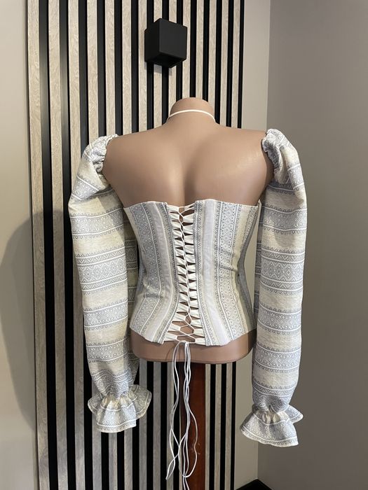 Корсет з вишивкою і рукавами