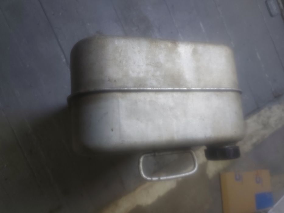 Продам канистру.А также остатки дизеля 100 литров .