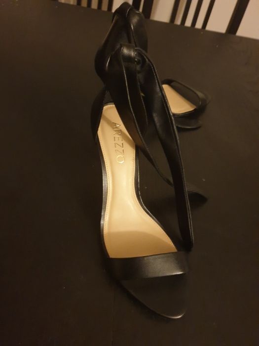 Sandália de couro Arezzo nova