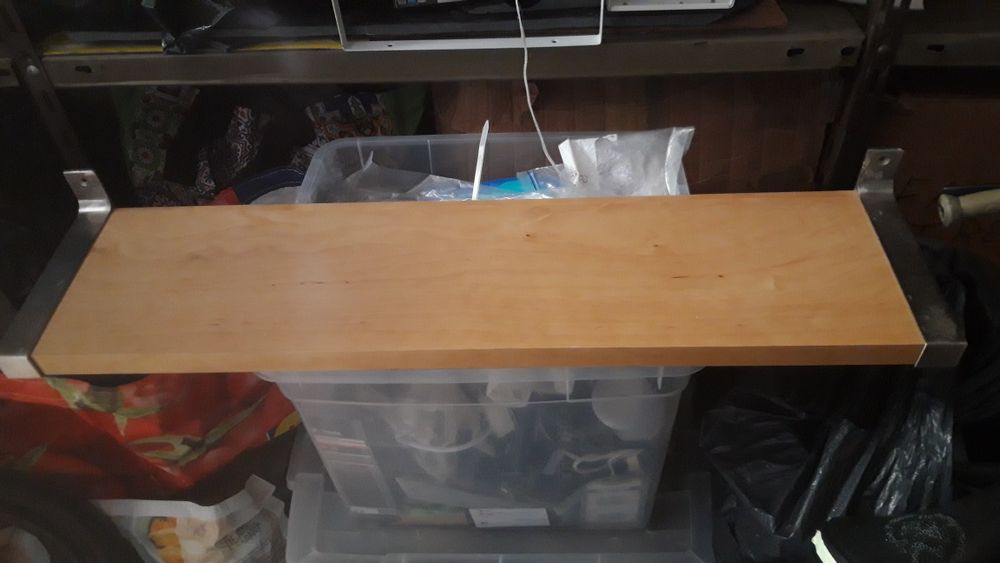 Duas parteleiras IKEA como novas