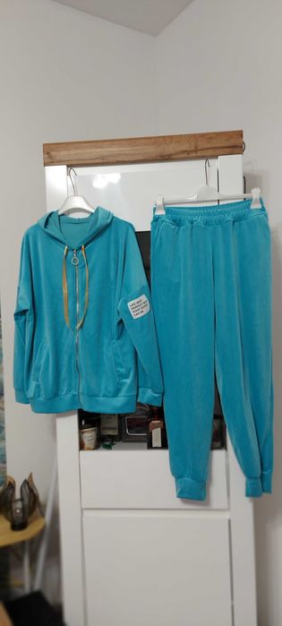 Dres z weluru w kolorze lazurowym, bluza zapinana z kapturem.