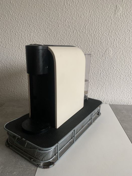 Maquina de cafe + suporte pra capsulas