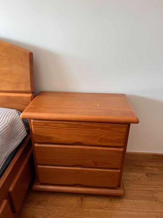 Cama Solteiro 190x100 com Arrumação 4 gavetas + Colchão + Mesa de cabeceira (Tudo em Madeira)