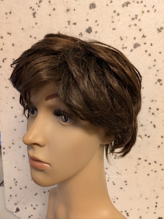 Peruka Krótkie włosy – fryzura bob/pixie, elegancka, ładnie ułożona.