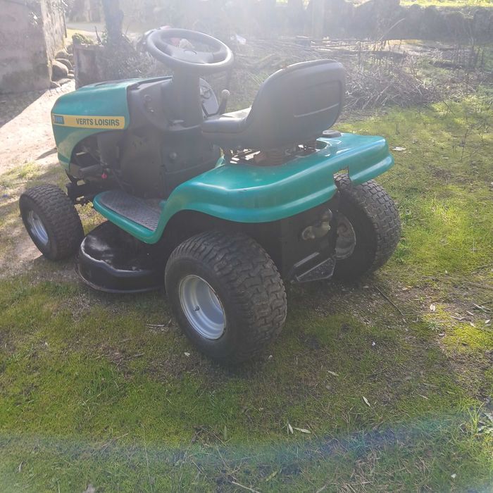 Tractor corta relva ou ervas selvagem