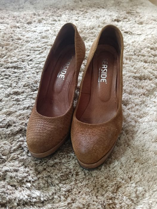 Sapatos elegantes em pele