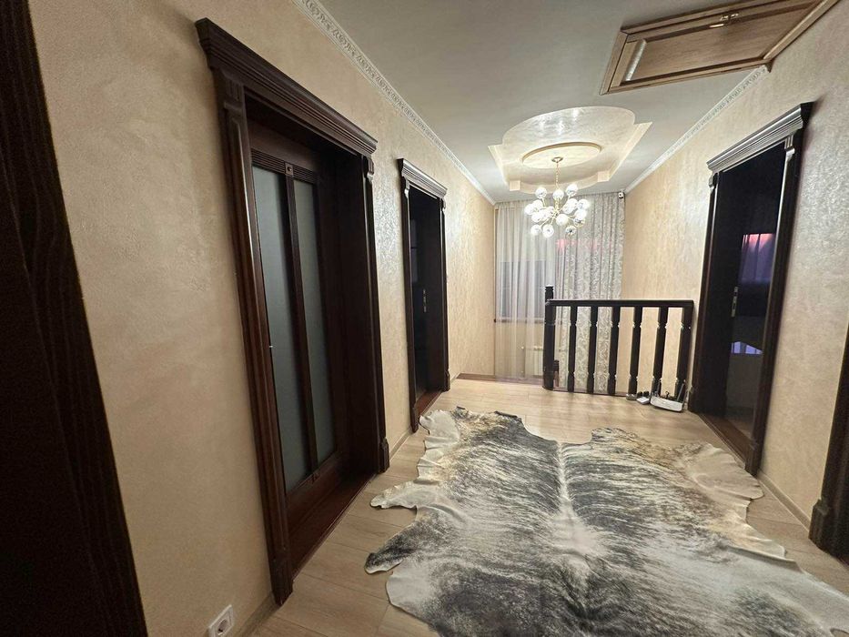 Продається сучасний 1,5-рівневий будинок у с. Барвінок