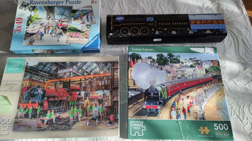 5 x Kolejkowe puzzle dwa duże trzy małe  i duża  puszka