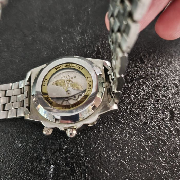 Dwie repliki zegarków Breitling uszkodzone
