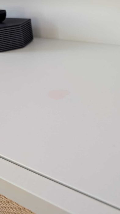 Móvel de TV branco e bege