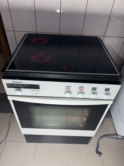 Плита електрична з духовкою електричною  Miele (60)