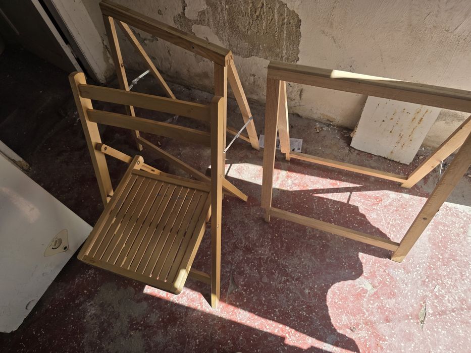 Dois cavaletes e uma cadeira