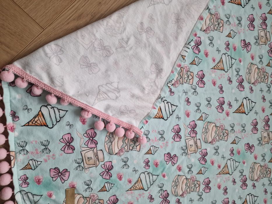 Kocyk small design 74x74 cm pompony