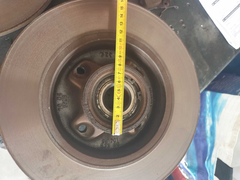 Pneu com Jante 195/ 65R 15 e discos de travão.