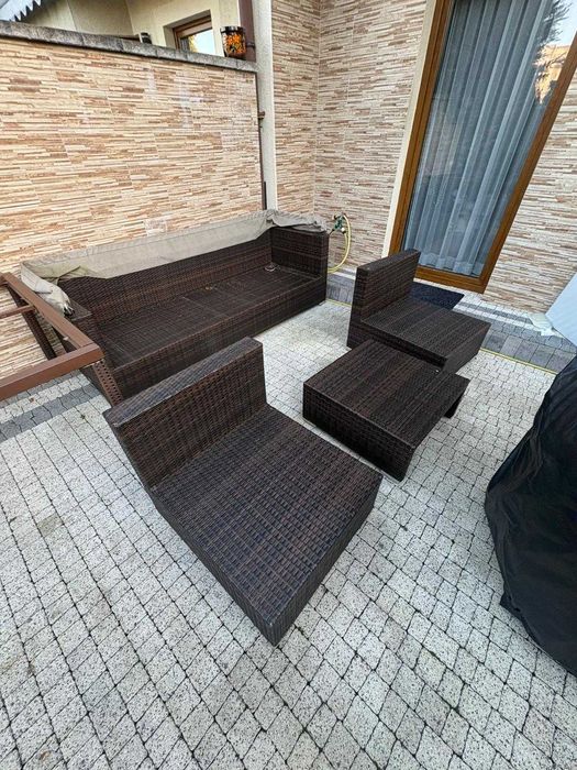 Zestaw rattanowy plus stół i krzesła